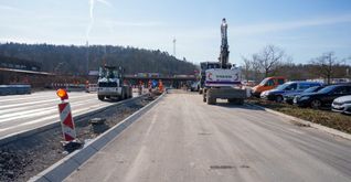 Die verlängerte Tilsiter Straße führt unter der A81-Brücke hindurch.